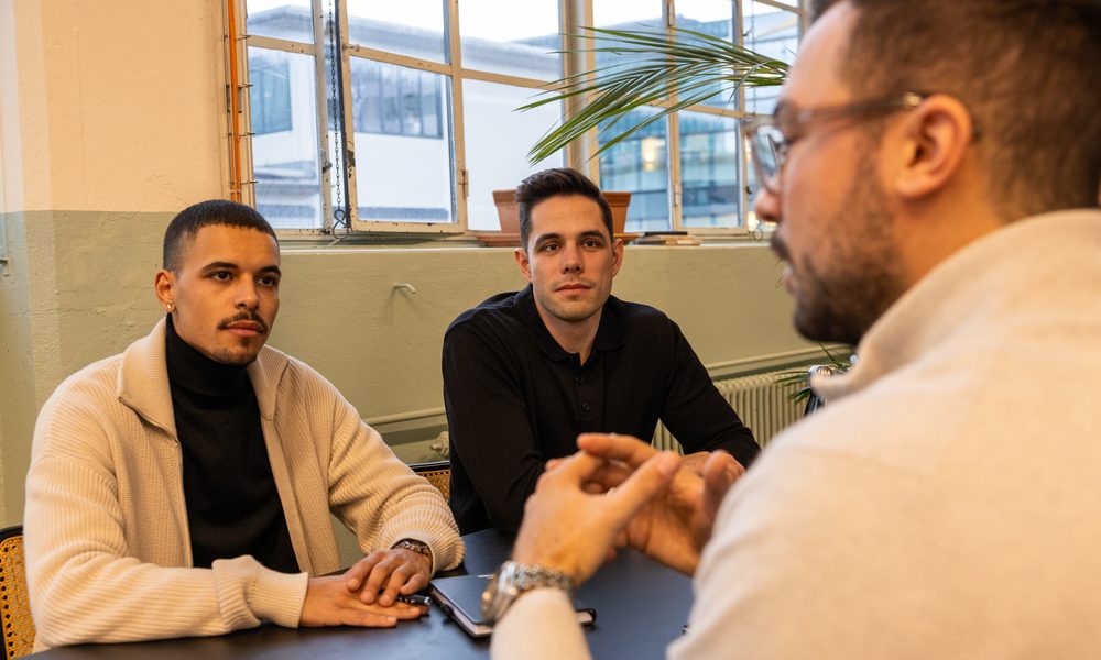 Eine Führungsrunde im Gespräch am Besprechungstisch